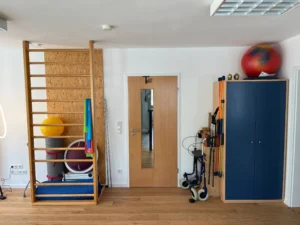 Behandlungsraum der Ergotherapie Jobst mit Therapieausstattung und Trainingsmaterial
