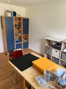 Therapieraum der Ergotherapiepraxis Jobst in Neumarkt mit Schreibtisch und Therapiebereich